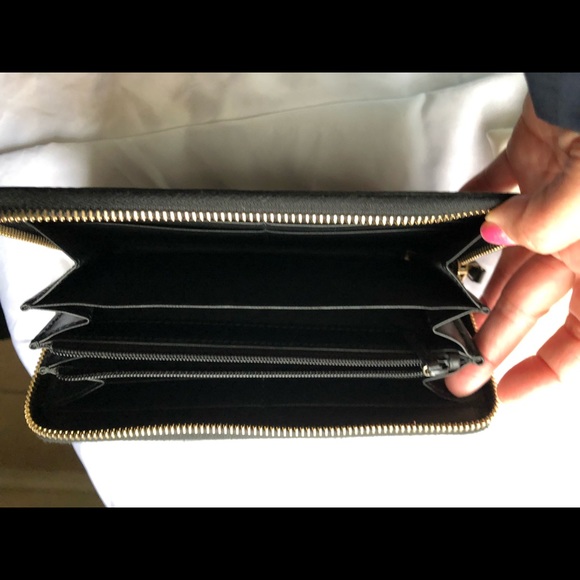 Gucci Bow Signature Zip Around Wallet. Gently used!!!🇮🇹 - Picture 4 of 8